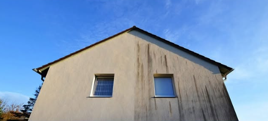 Verschmutzte Gebäudefassade vor einer möglichen Reinigung